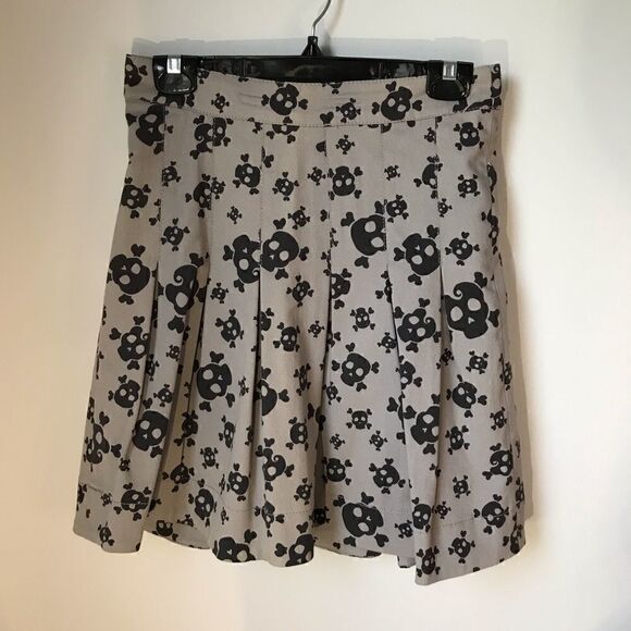 Skull and Crossbones Pleated Mini, 2. Whimsygoth, goblincore, witchcore, skulls - Picture 3 of 7